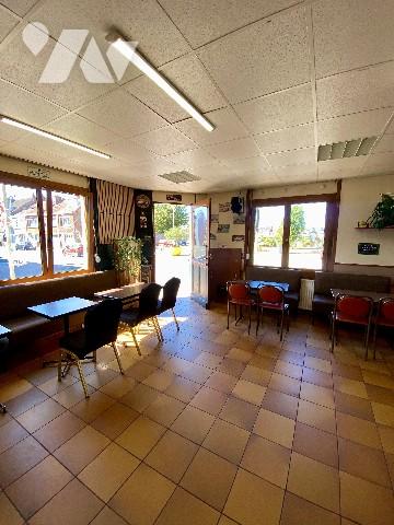 En vente immeuble composé d'un local commercial (café) et deux appartements à Coudekerque-Branche.
