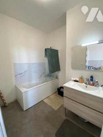 En vente immeuble composé d'un local commercial (café) et deux appartements à Coudekerque-Branche.