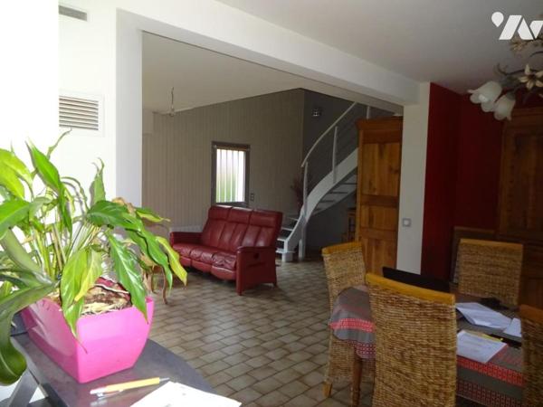 DONGES proche BESNE, Maison T4/T5, 154 m² SH, Pièce de vie 55m², Terrain 1174m² extension 50m² 2010.