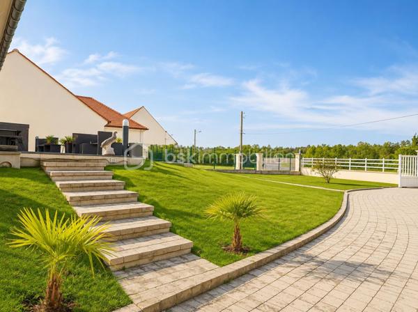 Découvrez cette maison moderne des années 70-80, élevée sur sous-sol total, offrant de beaux volumes et une organisation idéale pour une vie de plain-pied. D’une surface de 145,45 m² habitables (dont environ 120 m² carrez), elle séduit par sa luminosité, sa fonctionnalité et son environnement pratique.

- Au rez-de-chaussée, vous trouverez une entrée accueillante ouvrant sur une très belle pièce de vie triple exposition, particulièrement lumineuse, avec vue sur l’avant et accès direct au jardin à l’arrière. Le séjour d’environ 30 m² (hors cuisine) offre un espace convivial et confortable. La cuisine est indépendante et entièrement équipée.
Toujours de plain-pied : un espace chambre, une salle d’eau, ainsi qu’une seconde chambre actuellement aménagée en bureau/dressing.

- À l’étage, le palier dessert trois grandes chambres de plus de 15 m² chacune, permettant d’atteindre un total de cinq chambres pour la maison, ainsi qu’une salle de bain et un wc pour compléter ce niveau. 

Le sous-sol total comprend un bel espace garage, une chaufferie et de nombreux volumes de rangement.
À l’extérieur, vous profiterez d’un terrain d’environ 1000 m² avec plusieurs espaces terrasse et une belle allée récente en béton imprimé.

Maison bien positionnée, hors zone inondable à CONGIS SUR THEROUANNE, avec écoles maternelle et primaire accessibles à pied et bus pour la gare à proximité. Gare à 2 km (trajet vers Paris en environ 40 minutes), à 20 minutes de Meaux et 5 minutes de Varreddes.
Une maison familiale lumineuse, fonctionnelle et prête à vivre.