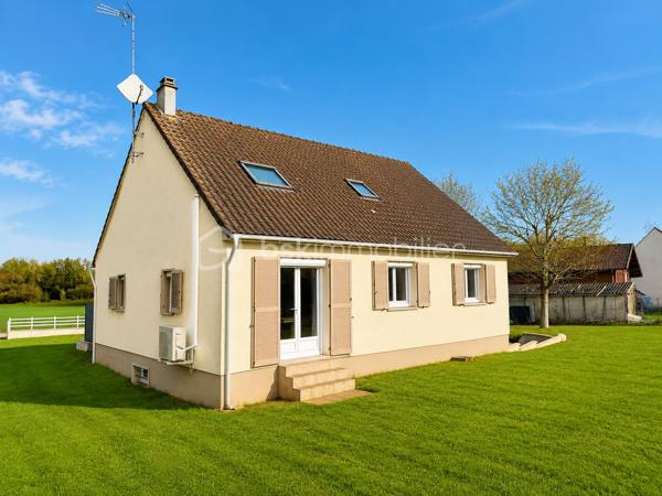 Découvrez cette maison moderne des années 70-80, élevée sur sous-sol total, offrant de beaux volumes et une organisation idéale pour une vie de plain-pied. D’une surface de 145,45 m² habitables (dont environ 120 m² carrez), elle séduit par sa luminosité, sa fonctionnalité et son environnement pratique.

- Au rez-de-chaussée, vous trouverez une entrée accueillante ouvrant sur une très belle pièce de vie triple exposition, particulièrement lumineuse, avec vue sur l’avant et accès direct au jardin à l’arrière. Le séjour d’environ 30 m² (hors cuisine) offre un espace convivial et confortable. La cuisine est indépendante et entièrement équipée.
Toujours de plain-pied : un espace chambre, une salle d’eau, ainsi qu’une seconde chambre actuellement aménagée en bureau/dressing.

- À l’étage, le palier dessert trois grandes chambres de plus de 15 m² chacune, permettant d’atteindre un total de cinq chambres pour la maison, ainsi qu’une salle de bain et un wc pour compléter ce niveau. 

Le sous-sol total comprend un bel espace garage, une chaufferie et de nombreux volumes de rangement.
À l’extérieur, vous profiterez d’un terrain d’environ 1000 m² avec plusieurs espaces terrasse et une belle allée récente en béton imprimé.

Maison bien positionnée, hors zone inondable à CONGIS SUR THEROUANNE, avec écoles maternelle et primaire accessibles à pied et bus pour la gare à proximité. Gare à 2 km (trajet vers Paris en environ 40 minutes), à 20 minutes de Meaux et 5 minutes de Varreddes.
Une maison familiale lumineuse, fonctionnelle et prête à vivre.