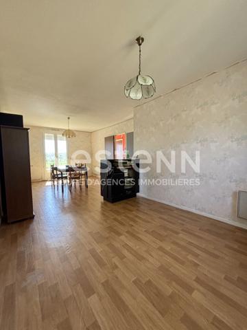 Maison de plain-pied à vendre à MOREAC 3 chambres, garage et son jardin de 520 m²