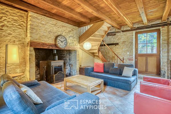 Hameau Périgourdin au coeur de 13,5 hectares avec deux sources naturelles