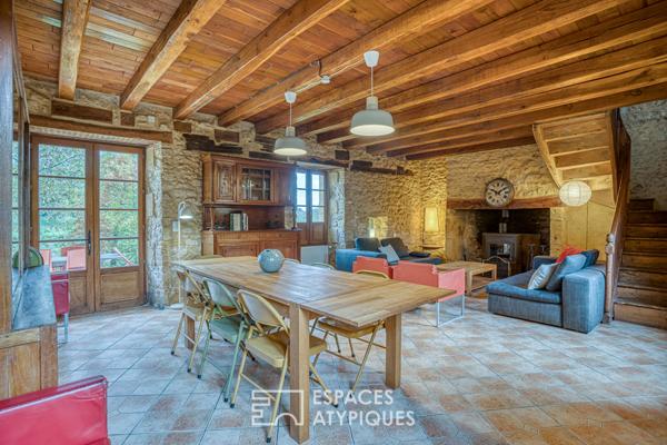 Hameau Périgourdin au coeur de 13,5 hectares avec deux sources naturelles