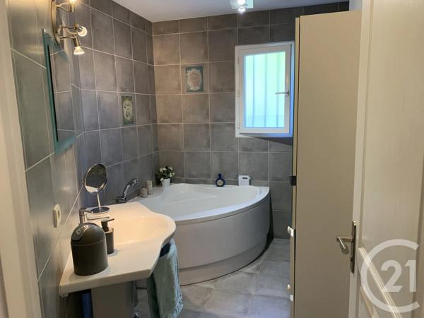 Maison à vendre  5 pièces - 125 m 2   SAINTES  - 17