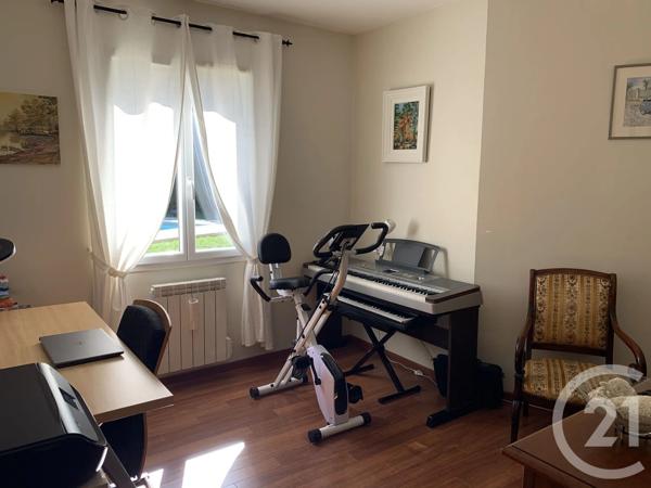 Maison à vendre  5 pièces - 125 m 2   SAINTES  - 17