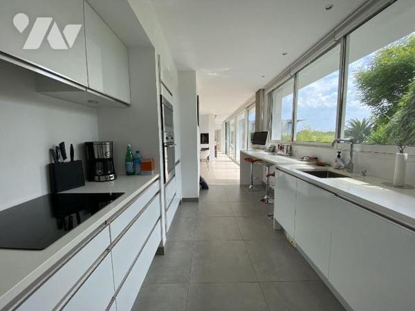 RARETÉ ARCHITECTURALE DANS UN CADRE PRIVILÉGIÉ
Nichée au c?ur d'un quartier extrêmement recher...