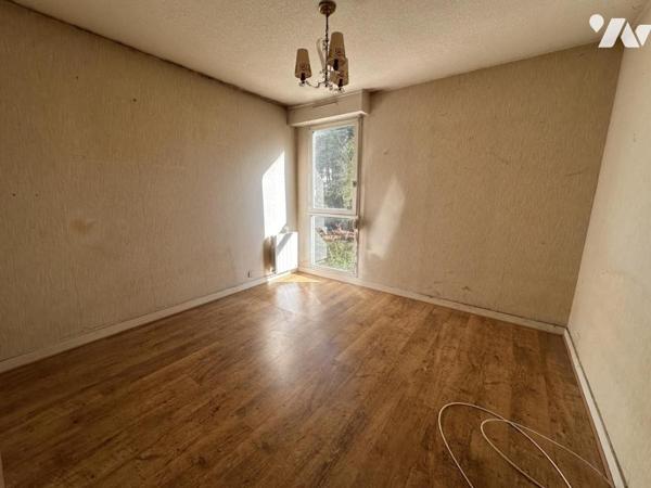 VANNES Ouest à 2 pas commerces, appartement T3 66 m² A RENOVER avec ascenseur, cave et pk couvert