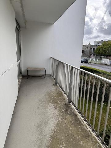 VANNES Ouest à 2 pas commerces, appartement T3 66 m² A RENOVER avec ascenseur, cave et pk couvert