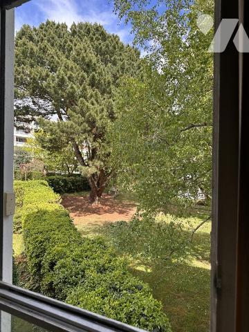 VANNES Ouest à 2 pas commerces, appartement T3 66 m² A RENOVER avec ascenseur, cave et pk couvert