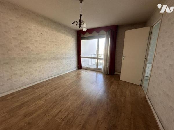 VANNES Ouest à 2 pas commerces, appartement T3 66 m² A RENOVER avec ascenseur, cave et pk couvert