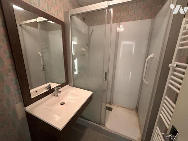 VANNES Ouest à 2 pas commerces, appartement T3 66 m² A RENOVER avec ascenseur, cave et pk couvert