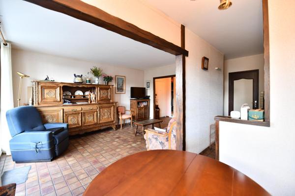 Grand appartement de quatre pièces! Ravalement récent!Vue magnifique sur la plaine de Balizy!