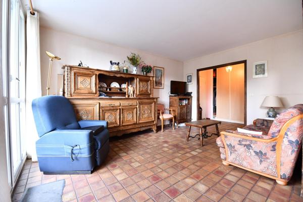 Grand appartement de quatre pièces! Ravalement récent!Vue magnifique sur la plaine de Balizy!