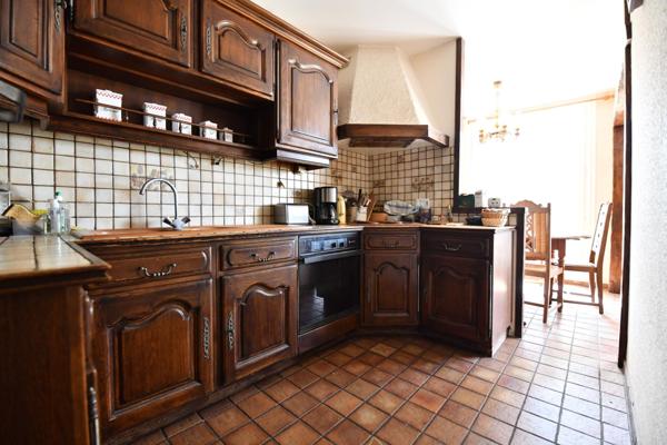 Grand appartement de quatre pièces! Ravalement récent!Vue magnifique sur la plaine de Balizy!