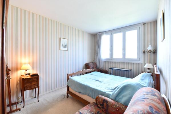 Grand appartement de quatre pièces! Ravalement récent!Vue magnifique sur la plaine de Balizy!