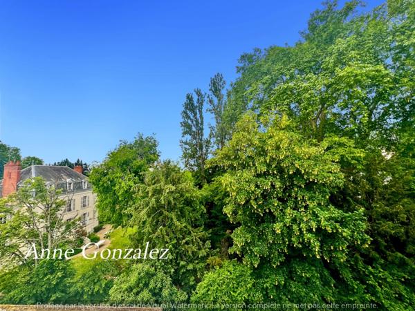 ORLEANS Jardin des Plantes au quatrième et dernier étage d'une résidence calme et sécurisée à vendre superbe appartement T5 de 114 m2 avec deux balcons et deux places de parking