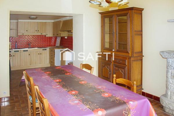 Belle maison en pierres et dépendances sur terrain de 1775 m2 (cour et jardin derrière), comprenant en rez de chaussée une cuisine meublée ouverte sur salle à manger, salon, wc, salle d'eau, celliers ; étage de 4 chambres dont 3 avec placards, wc, salle de bains ; grenier au-dessus. Garage. Ancienne étable et grenier au-dessus. Ecurie en L.