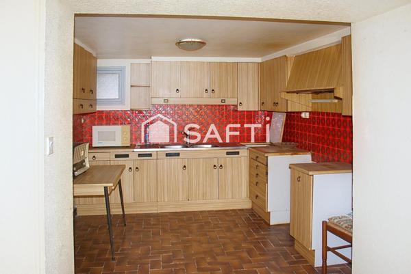 Belle maison en pierres et dépendances sur terrain de 1775 m2 (cour et jardin derrière), comprenant en rez de chaussée une cuisine meublée ouverte sur salle à manger, salon, wc, salle d'eau, celliers ; étage de 4 chambres dont 3 avec placards, wc, salle de bains ; grenier au-dessus. Garage. Ancienne étable et grenier au-dessus. Ecurie en L.