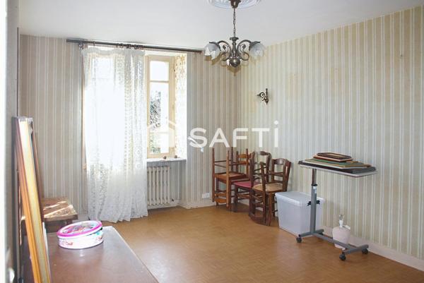 Belle maison en pierres et dépendances sur terrain de 1775 m2 (cour et jardin derrière), comprenant en rez de chaussée une cuisine meublée ouverte sur salle à manger, salon, wc, salle d'eau, celliers ; étage de 4 chambres dont 3 avec placards, wc, salle de bains ; grenier au-dessus. Garage. Ancienne étable et grenier au-dessus. Ecurie en L.