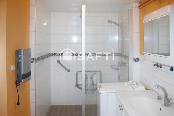 Belle maison en pierres et dépendances sur terrain de 1775 m2 (cour et jardin derrière), comprenant en rez de chaussée une cuisine meublée ouverte sur salle à manger, salon, wc, salle d'eau, celliers ; étage de 4 chambres dont 3 avec placards, wc, salle de bains ; grenier au-dessus. Garage. Ancienne étable et grenier au-dessus. Ecurie en L.