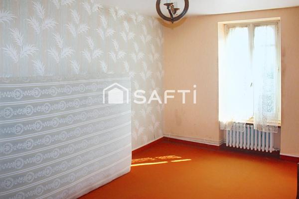 Belle maison en pierres et dépendances sur terrain de 1775 m2 (cour et jardin derrière), comprenant en rez de chaussée une cuisine meublée ouverte sur salle à manger, salon, wc, salle d'eau, celliers ; étage de 4 chambres dont 3 avec placards, wc, salle de bains ; grenier au-dessus. Garage. Ancienne étable et grenier au-dessus. Ecurie en L.