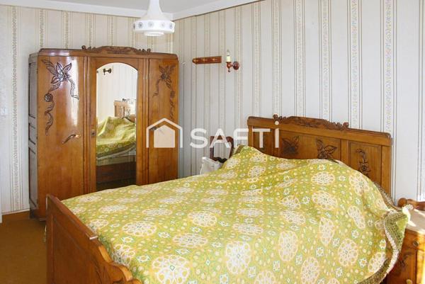 Belle maison en pierres et dépendances sur terrain de 1775 m2 (cour et jardin derrière), comprenant en rez de chaussée une cuisine meublée ouverte sur salle à manger, salon, wc, salle d'eau, celliers ; étage de 4 chambres dont 3 avec placards, wc, salle de bains ; grenier au-dessus. Garage. Ancienne étable et grenier au-dessus. Ecurie en L.