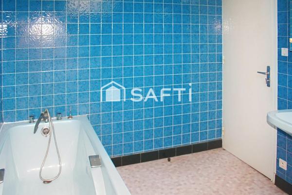 Belle maison en pierres et dépendances sur terrain de 1775 m2 (cour et jardin derrière), comprenant en rez de chaussée une cuisine meublée ouverte sur salle à manger, salon, wc, salle d'eau, celliers ; étage de 4 chambres dont 3 avec placards, wc, salle de bains ; grenier au-dessus. Garage. Ancienne étable et grenier au-dessus. Ecurie en L.