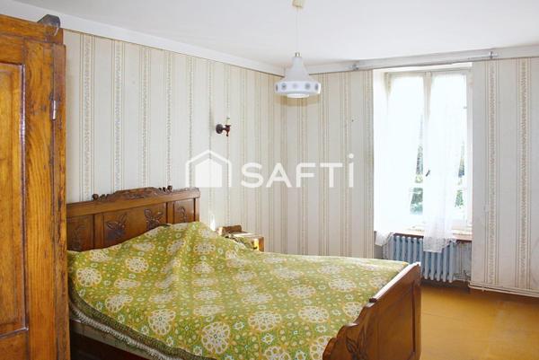 Belle maison en pierres et dépendances sur terrain de 1775 m2 (cour et jardin derrière), comprenant en rez de chaussée une cuisine meublée ouverte sur salle à manger, salon, wc, salle d'eau, celliers ; étage de 4 chambres dont 3 avec placards, wc, salle de bains ; grenier au-dessus. Garage. Ancienne étable et grenier au-dessus. Ecurie en L.