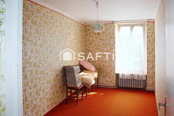 Belle maison en pierres et dépendances sur terrain de 1775 m2 (cour et jardin derrière), comprenant en rez de chaussée une cuisine meublée ouverte sur salle à manger, salon, wc, salle d'eau, celliers ; étage de 4 chambres dont 3 avec placards, wc, salle de bains ; grenier au-dessus. Garage. Ancienne étable et grenier au-dessus. Ecurie en L.