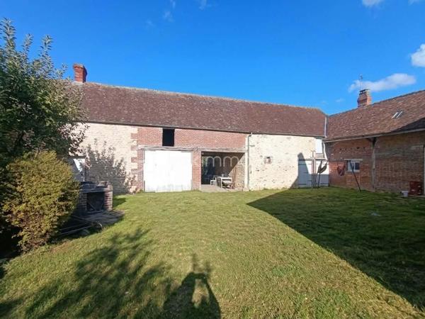 À seulement 3 minutes à pied du centre-bourg et de toutes les commodités, découvrez cette maison offrant de beaux volumes, plusieurs chambres et un ensemble de dépendances, le tout sur un agréable jardin.

La maison se compose au rez-de-chaussée :

d'une entrée,
un salon chaleureux avec cheminée équipée d’un foyer fermé,
un séjour,
une salle à manger,
une cuisine,
un WC indépendant,
une chaufferie avec chauffage au gaz de ville.

Au premier étage :

un palier desservant les différentes pièces,

une salle de bains avec WC,
trois chambres,
ainsi qu’une pièce mansardée située à l’arrière de deux chambres, offrant la possibilité d’aménager des espaces de rangement ou un dressing.

Au deuxième étage :

une grande chambre,
deux autres chambres à remettre en état, offrant ainsi un potentiel supplémentaire.
une salle d’eau avec WC, 

La propriété bénéficie également de plusieurs bâtiments annexes, comprenant notamment des ateliers, une cave et un garage, ainsi qu’un porche.

À l’extérieur, vous profiterez d’un jardin offrant un espace agréable pour les beaux jours.

Une maison aux nombreuses possibilités d’aménagement, idéale pour une famille à la recherche d’espace, tout en souhaitant rester à proximité immédiate des commerces et services du centre-bourg.

Les atouts : proximité du centre-bourg • beaux volumes • 6 chambres potentielles • dépendances • garage • ateliers • cave • jardin • porche • chauffage au gaz de ville.