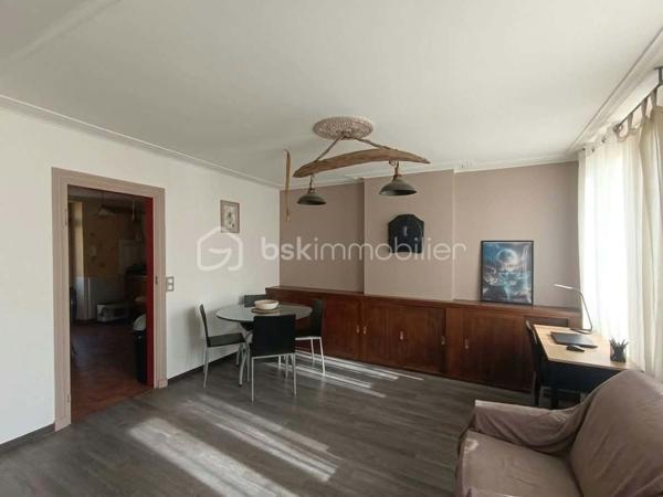 À seulement 3 minutes à pied du centre-bourg et de toutes les commodités, découvrez cette maison offrant de beaux volumes, plusieurs chambres et un ensemble de dépendances, le tout sur un agréable jardin.

La maison se compose au rez-de-chaussée :

d'une entrée,
un salon chaleureux avec cheminée équipée d’un foyer fermé,
un séjour,
une salle à manger,
une cuisine,
un WC indépendant,
une chaufferie avec chauffage au gaz de ville.

Au premier étage :

un palier desservant les différentes pièces,

une salle de bains avec WC,
trois chambres,
ainsi qu’une pièce mansardée située à l’arrière de deux chambres, offrant la possibilité d’aménager des espaces de rangement ou un dressing.

Au deuxième étage :

une grande chambre,
deux autres chambres à remettre en état, offrant ainsi un potentiel supplémentaire.
une salle d’eau avec WC, 

La propriété bénéficie également de plusieurs bâtiments annexes, comprenant notamment des ateliers, une cave et un garage, ainsi qu’un porche.

À l’extérieur, vous profiterez d’un jardin offrant un espace agréable pour les beaux jours.

Une maison aux nombreuses possibilités d’aménagement, idéale pour une famille à la recherche d’espace, tout en souhaitant rester à proximité immédiate des commerces et services du centre-bourg.

Les atouts : proximité du centre-bourg • beaux volumes • 6 chambres potentielles • dépendances • garage • ateliers • cave • jardin • porche • chauffage au gaz de ville.