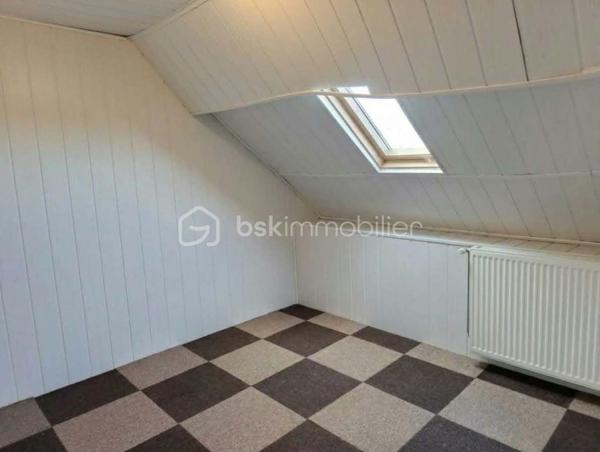 À seulement 3 minutes à pied du centre-bourg et de toutes les commodités, découvrez cette maison offrant de beaux volumes, plusieurs chambres et un ensemble de dépendances, le tout sur un agréable jardin.

La maison se compose au rez-de-chaussée :

d'une entrée,
un salon chaleureux avec cheminée équipée d’un foyer fermé,
un séjour,
une salle à manger,
une cuisine,
un WC indépendant,
une chaufferie avec chauffage au gaz de ville.

Au premier étage :

un palier desservant les différentes pièces,

une salle de bains avec WC,
trois chambres,
ainsi qu’une pièce mansardée située à l’arrière de deux chambres, offrant la possibilité d’aménager des espaces de rangement ou un dressing.

Au deuxième étage :

une grande chambre,
deux autres chambres à remettre en état, offrant ainsi un potentiel supplémentaire.
une salle d’eau avec WC, 

La propriété bénéficie également de plusieurs bâtiments annexes, comprenant notamment des ateliers, une cave et un garage, ainsi qu’un porche.

À l’extérieur, vous profiterez d’un jardin offrant un espace agréable pour les beaux jours.

Une maison aux nombreuses possibilités d’aménagement, idéale pour une famille à la recherche d’espace, tout en souhaitant rester à proximité immédiate des commerces et services du centre-bourg.

Les atouts : proximité du centre-bourg • beaux volumes • 6 chambres potentielles • dépendances • garage • ateliers • cave • jardin • porche • chauffage au gaz de ville.