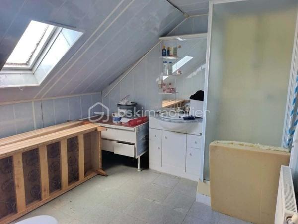 À seulement 3 minutes à pied du centre-bourg et de toutes les commodités, découvrez cette maison offrant de beaux volumes, plusieurs chambres et un ensemble de dépendances, le tout sur un agréable jardin.

La maison se compose au rez-de-chaussée :

d'une entrée,
un salon chaleureux avec cheminée équipée d’un foyer fermé,
un séjour,
une salle à manger,
une cuisine,
un WC indépendant,
une chaufferie avec chauffage au gaz de ville.

Au premier étage :

un palier desservant les différentes pièces,

une salle de bains avec WC,
trois chambres,
ainsi qu’une pièce mansardée située à l’arrière de deux chambres, offrant la possibilité d’aménager des espaces de rangement ou un dressing.

Au deuxième étage :

une grande chambre,
deux autres chambres à remettre en état, offrant ainsi un potentiel supplémentaire.
une salle d’eau avec WC, 

La propriété bénéficie également de plusieurs bâtiments annexes, comprenant notamment des ateliers, une cave et un garage, ainsi qu’un porche.

À l’extérieur, vous profiterez d’un jardin offrant un espace agréable pour les beaux jours.

Une maison aux nombreuses possibilités d’aménagement, idéale pour une famille à la recherche d’espace, tout en souhaitant rester à proximité immédiate des commerces et services du centre-bourg.

Les atouts : proximité du centre-bourg • beaux volumes • 6 chambres potentielles • dépendances • garage • ateliers • cave • jardin • porche • chauffage au gaz de ville.