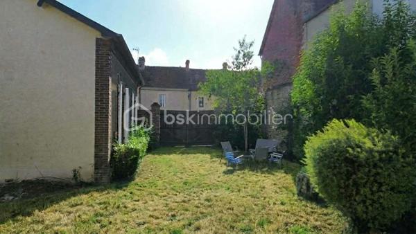 À seulement 3 minutes à pied du centre-bourg et de toutes les commodités, découvrez cette maison offrant de beaux volumes, plusieurs chambres et un ensemble de dépendances, le tout sur un agréable jardin.

La maison se compose au rez-de-chaussée :

d'une entrée,
un salon chaleureux avec cheminée équipée d’un foyer fermé,
un séjour,
une salle à manger,
une cuisine,
un WC indépendant,
une chaufferie avec chauffage au gaz de ville.

Au premier étage :

un palier desservant les différentes pièces,

une salle de bains avec WC,
trois chambres,
ainsi qu’une pièce mansardée située à l’arrière de deux chambres, offrant la possibilité d’aménager des espaces de rangement ou un dressing.

Au deuxième étage :

une grande chambre,
deux autres chambres à remettre en état, offrant ainsi un potentiel supplémentaire.
une salle d’eau avec WC, 

La propriété bénéficie également de plusieurs bâtiments annexes, comprenant notamment des ateliers, une cave et un garage, ainsi qu’un porche.

À l’extérieur, vous profiterez d’un jardin offrant un espace agréable pour les beaux jours.

Une maison aux nombreuses possibilités d’aménagement, idéale pour une famille à la recherche d’espace, tout en souhaitant rester à proximité immédiate des commerces et services du centre-bourg.

Les atouts : proximité du centre-bourg • beaux volumes • 6 chambres potentielles • dépendances • garage • ateliers • cave • jardin • porche • chauffage au gaz de ville.