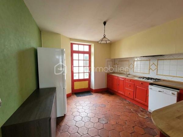 À seulement 3 minutes à pied du centre-bourg et de toutes les commodités, découvrez cette maison offrant de beaux volumes, plusieurs chambres et un ensemble de dépendances, le tout sur un agréable jardin.

La maison se compose au rez-de-chaussée :

d'une entrée,
un salon chaleureux avec cheminée équipée d’un foyer fermé,
un séjour,
une salle à manger,
une cuisine,
un WC indépendant,
une chaufferie avec chauffage au gaz de ville.

Au premier étage :

un palier desservant les différentes pièces,

une salle de bains avec WC,
trois chambres,
ainsi qu’une pièce mansardée située à l’arrière de deux chambres, offrant la possibilité d’aménager des espaces de rangement ou un dressing.

Au deuxième étage :

une grande chambre,
deux autres chambres à remettre en état, offrant ainsi un potentiel supplémentaire.
une salle d’eau avec WC, 

La propriété bénéficie également de plusieurs bâtiments annexes, comprenant notamment des ateliers, une cave et un garage, ainsi qu’un porche.

À l’extérieur, vous profiterez d’un jardin offrant un espace agréable pour les beaux jours.

Une maison aux nombreuses possibilités d’aménagement, idéale pour une famille à la recherche d’espace, tout en souhaitant rester à proximité immédiate des commerces et services du centre-bourg.

Les atouts : proximité du centre-bourg • beaux volumes • 6 chambres potentielles • dépendances • garage • ateliers • cave • jardin • porche • chauffage au gaz de ville.
