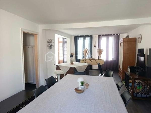 À seulement 3 minutes à pied du centre-bourg et de toutes les commodités, découvrez cette maison offrant de beaux volumes, plusieurs chambres et un ensemble de dépendances, le tout sur un agréable jardin.

La maison se compose au rez-de-chaussée :

d'une entrée,
un salon chaleureux avec cheminée équipée d’un foyer fermé,
un séjour,
une salle à manger,
une cuisine,
un WC indépendant,
une chaufferie avec chauffage au gaz de ville.

Au premier étage :

un palier desservant les différentes pièces,

une salle de bains avec WC,
trois chambres,
ainsi qu’une pièce mansardée située à l’arrière de deux chambres, offrant la possibilité d’aménager des espaces de rangement ou un dressing.

Au deuxième étage :

une grande chambre,
deux autres chambres à remettre en état, offrant ainsi un potentiel supplémentaire.
une salle d’eau avec WC, 

La propriété bénéficie également de plusieurs bâtiments annexes, comprenant notamment des ateliers, une cave et un garage, ainsi qu’un porche.

À l’extérieur, vous profiterez d’un jardin offrant un espace agréable pour les beaux jours.

Une maison aux nombreuses possibilités d’aménagement, idéale pour une famille à la recherche d’espace, tout en souhaitant rester à proximité immédiate des commerces et services du centre-bourg.

Les atouts : proximité du centre-bourg • beaux volumes • 6 chambres potentielles • dépendances • garage • ateliers • cave • jardin • porche • chauffage au gaz de ville.