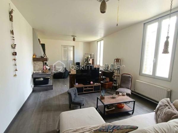 À seulement 3 minutes à pied du centre-bourg et de toutes les commodités, découvrez cette maison offrant de beaux volumes, plusieurs chambres et un ensemble de dépendances, le tout sur un agréable jardin.

La maison se compose au rez-de-chaussée :

d'une entrée,
un salon chaleureux avec cheminée équipée d’un foyer fermé,
un séjour,
une salle à manger,
une cuisine,
un WC indépendant,
une chaufferie avec chauffage au gaz de ville.

Au premier étage :

un palier desservant les différentes pièces,

une salle de bains avec WC,
trois chambres,
ainsi qu’une pièce mansardée située à l’arrière de deux chambres, offrant la possibilité d’aménager des espaces de rangement ou un dressing.

Au deuxième étage :

une grande chambre,
deux autres chambres à remettre en état, offrant ainsi un potentiel supplémentaire.
une salle d’eau avec WC, 

La propriété bénéficie également de plusieurs bâtiments annexes, comprenant notamment des ateliers, une cave et un garage, ainsi qu’un porche.

À l’extérieur, vous profiterez d’un jardin offrant un espace agréable pour les beaux jours.

Une maison aux nombreuses possibilités d’aménagement, idéale pour une famille à la recherche d’espace, tout en souhaitant rester à proximité immédiate des commerces et services du centre-bourg.

Les atouts : proximité du centre-bourg • beaux volumes • 6 chambres potentielles • dépendances • garage • ateliers • cave • jardin • porche • chauffage au gaz de ville.