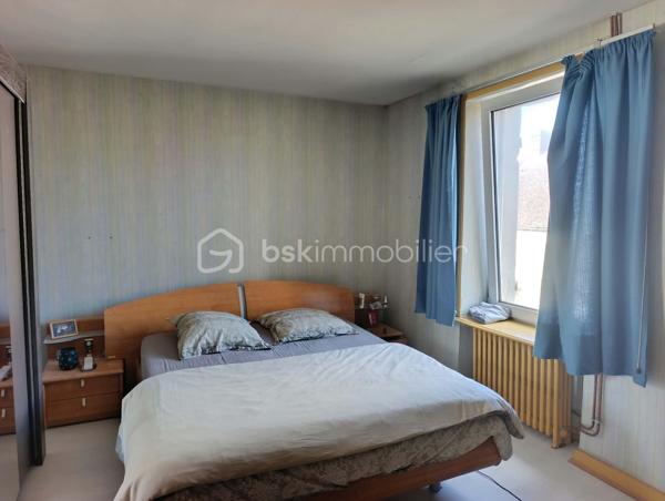 À seulement 3 minutes à pied du centre-bourg et de toutes les commodités, découvrez cette maison offrant de beaux volumes, plusieurs chambres et un ensemble de dépendances, le tout sur un agréable jardin.

La maison se compose au rez-de-chaussée :

d'une entrée,
un salon chaleureux avec cheminée équipée d’un foyer fermé,
un séjour,
une salle à manger,
une cuisine,
un WC indépendant,
une chaufferie avec chauffage au gaz de ville.

Au premier étage :

un palier desservant les différentes pièces,

une salle de bains avec WC,
trois chambres,
ainsi qu’une pièce mansardée située à l’arrière de deux chambres, offrant la possibilité d’aménager des espaces de rangement ou un dressing.

Au deuxième étage :

une grande chambre,
deux autres chambres à remettre en état, offrant ainsi un potentiel supplémentaire.
une salle d’eau avec WC, 

La propriété bénéficie également de plusieurs bâtiments annexes, comprenant notamment des ateliers, une cave et un garage, ainsi qu’un porche.

À l’extérieur, vous profiterez d’un jardin offrant un espace agréable pour les beaux jours.

Une maison aux nombreuses possibilités d’aménagement, idéale pour une famille à la recherche d’espace, tout en souhaitant rester à proximité immédiate des commerces et services du centre-bourg.

Les atouts : proximité du centre-bourg • beaux volumes • 6 chambres potentielles • dépendances • garage • ateliers • cave • jardin • porche • chauffage au gaz de ville.