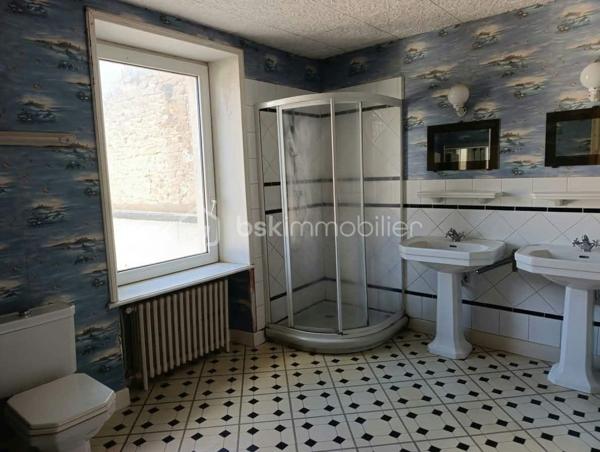À seulement 3 minutes à pied du centre-bourg et de toutes les commodités, découvrez cette maison offrant de beaux volumes, plusieurs chambres et un ensemble de dépendances, le tout sur un agréable jardin.

La maison se compose au rez-de-chaussée :

d'une entrée,
un salon chaleureux avec cheminée équipée d’un foyer fermé,
un séjour,
une salle à manger,
une cuisine,
un WC indépendant,
une chaufferie avec chauffage au gaz de ville.

Au premier étage :

un palier desservant les différentes pièces,

une salle de bains avec WC,
trois chambres,
ainsi qu’une pièce mansardée située à l’arrière de deux chambres, offrant la possibilité d’aménager des espaces de rangement ou un dressing.

Au deuxième étage :

une grande chambre,
deux autres chambres à remettre en état, offrant ainsi un potentiel supplémentaire.
une salle d’eau avec WC, 

La propriété bénéficie également de plusieurs bâtiments annexes, comprenant notamment des ateliers, une cave et un garage, ainsi qu’un porche.

À l’extérieur, vous profiterez d’un jardin offrant un espace agréable pour les beaux jours.

Une maison aux nombreuses possibilités d’aménagement, idéale pour une famille à la recherche d’espace, tout en souhaitant rester à proximité immédiate des commerces et services du centre-bourg.

Les atouts : proximité du centre-bourg • beaux volumes • 6 chambres potentielles • dépendances • garage • ateliers • cave • jardin • porche • chauffage au gaz de ville.