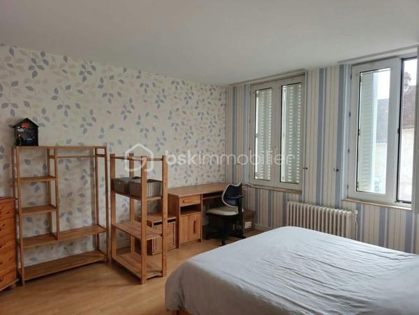 À seulement 3 minutes à pied du centre-bourg et de toutes les commodités, découvrez cette maison offrant de beaux volumes, plusieurs chambres et un ensemble de dépendances, le tout sur un agréable jardin.

La maison se compose au rez-de-chaussée :

d'une entrée,
un salon chaleureux avec cheminée équipée d’un foyer fermé,
un séjour,
une salle à manger,
une cuisine,
un WC indépendant,
une chaufferie avec chauffage au gaz de ville.

Au premier étage :

un palier desservant les différentes pièces,

une salle de bains avec WC,
trois chambres,
ainsi qu’une pièce mansardée située à l’arrière de deux chambres, offrant la possibilité d’aménager des espaces de rangement ou un dressing.

Au deuxième étage :

une grande chambre,
deux autres chambres à remettre en état, offrant ainsi un potentiel supplémentaire.
une salle d’eau avec WC, 

La propriété bénéficie également de plusieurs bâtiments annexes, comprenant notamment des ateliers, une cave et un garage, ainsi qu’un porche.

À l’extérieur, vous profiterez d’un jardin offrant un espace agréable pour les beaux jours.

Une maison aux nombreuses possibilités d’aménagement, idéale pour une famille à la recherche d’espace, tout en souhaitant rester à proximité immédiate des commerces et services du centre-bourg.

Les atouts : proximité du centre-bourg • beaux volumes • 6 chambres potentielles • dépendances • garage • ateliers • cave • jardin • porche • chauffage au gaz de ville.