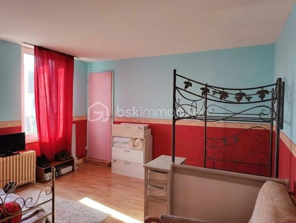 À seulement 3 minutes à pied du centre-bourg et de toutes les commodités, découvrez cette maison offrant de beaux volumes, plusieurs chambres et un ensemble de dépendances, le tout sur un agréable jardin.

La maison se compose au rez-de-chaussée :

d'une entrée,
un salon chaleureux avec cheminée équipée d’un foyer fermé,
un séjour,
une salle à manger,
une cuisine,
un WC indépendant,
une chaufferie avec chauffage au gaz de ville.

Au premier étage :

un palier desservant les différentes pièces,

une salle de bains avec WC,
trois chambres,
ainsi qu’une pièce mansardée située à l’arrière de deux chambres, offrant la possibilité d’aménager des espaces de rangement ou un dressing.

Au deuxième étage :

une grande chambre,
deux autres chambres à remettre en état, offrant ainsi un potentiel supplémentaire.
une salle d’eau avec WC, 

La propriété bénéficie également de plusieurs bâtiments annexes, comprenant notamment des ateliers, une cave et un garage, ainsi qu’un porche.

À l’extérieur, vous profiterez d’un jardin offrant un espace agréable pour les beaux jours.

Une maison aux nombreuses possibilités d’aménagement, idéale pour une famille à la recherche d’espace, tout en souhaitant rester à proximité immédiate des commerces et services du centre-bourg.

Les atouts : proximité du centre-bourg • beaux volumes • 6 chambres potentielles • dépendances • garage • ateliers • cave • jardin • porche • chauffage au gaz de ville.