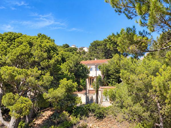 RARE, Madrague de Gignac, maison avec vue et accès mer à pied.