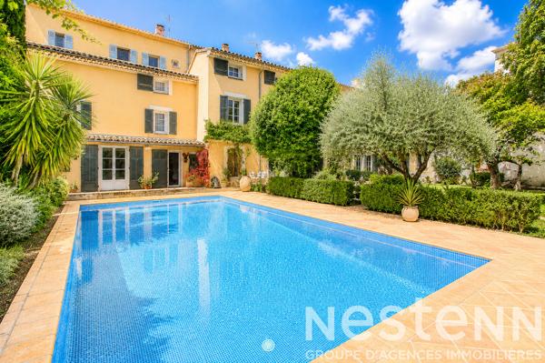 A VENDRE à DRAGUIGNAN Élégante bâtisse de caractère du XIXème siècle avec piscine et jardin au coeur de la ville