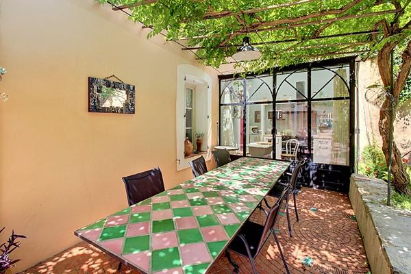 A VENDRE à DRAGUIGNAN Élégante bâtisse de caractère du XIXème siècle avec piscine et jardin au coeur de la ville