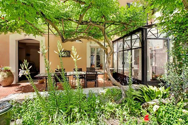 A VENDRE à DRAGUIGNAN Élégante bâtisse de caractère du XIXème siècle avec piscine et jardin au coeur de la ville