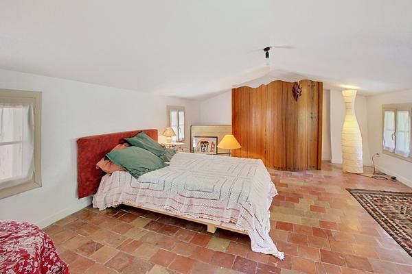 A VENDRE à DRAGUIGNAN Élégante bâtisse de caractère du XIXème siècle avec piscine et jardin au coeur de la ville