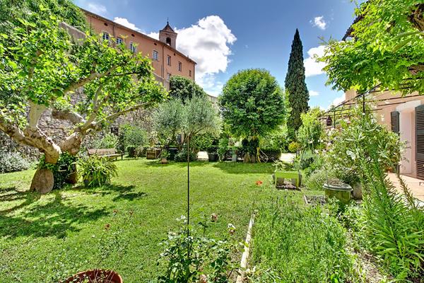 A VENDRE à DRAGUIGNAN Élégante bâtisse de caractère du XIXème siècle avec piscine et jardin au coeur de la ville