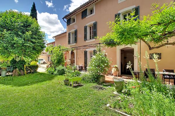 A VENDRE à DRAGUIGNAN Élégante bâtisse de caractère du XIXème siècle avec piscine et jardin au coeur de la ville