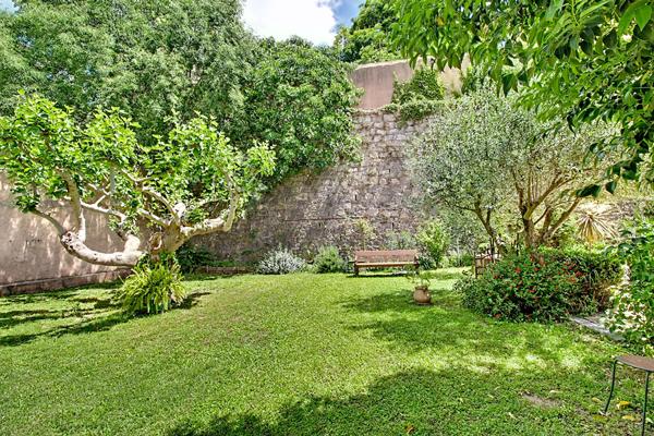 A VENDRE à DRAGUIGNAN Élégante bâtisse de caractère du XIXème siècle avec piscine et jardin au coeur de la ville